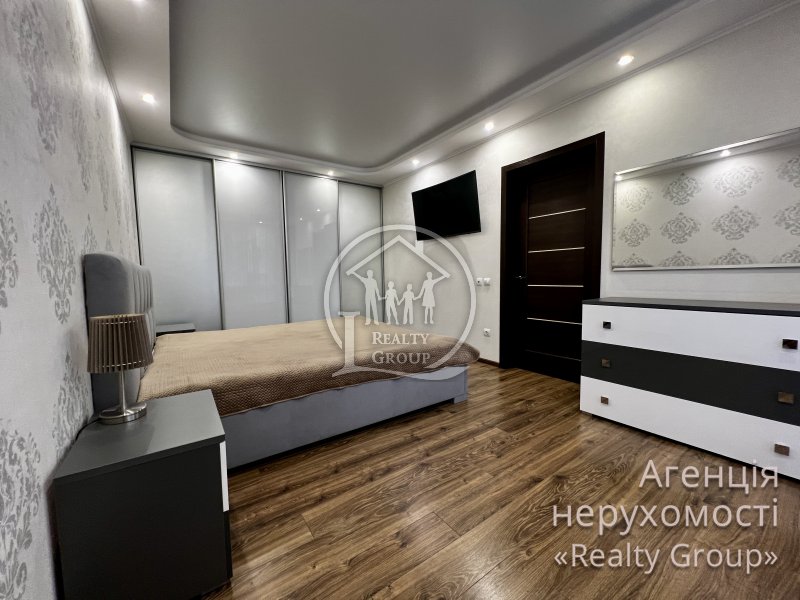 Ексклюзивна 4-х кімнатна квартира з новими меблями та технікою в теплому та безпечному будинку